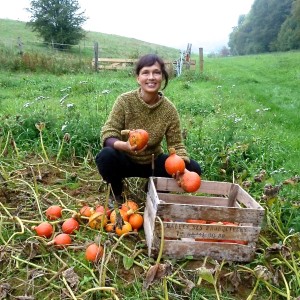 Simone with veggie in the field - Version 2